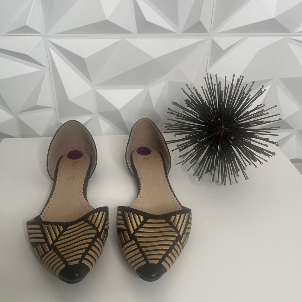 Restricted Black and Tan Geometric Flats